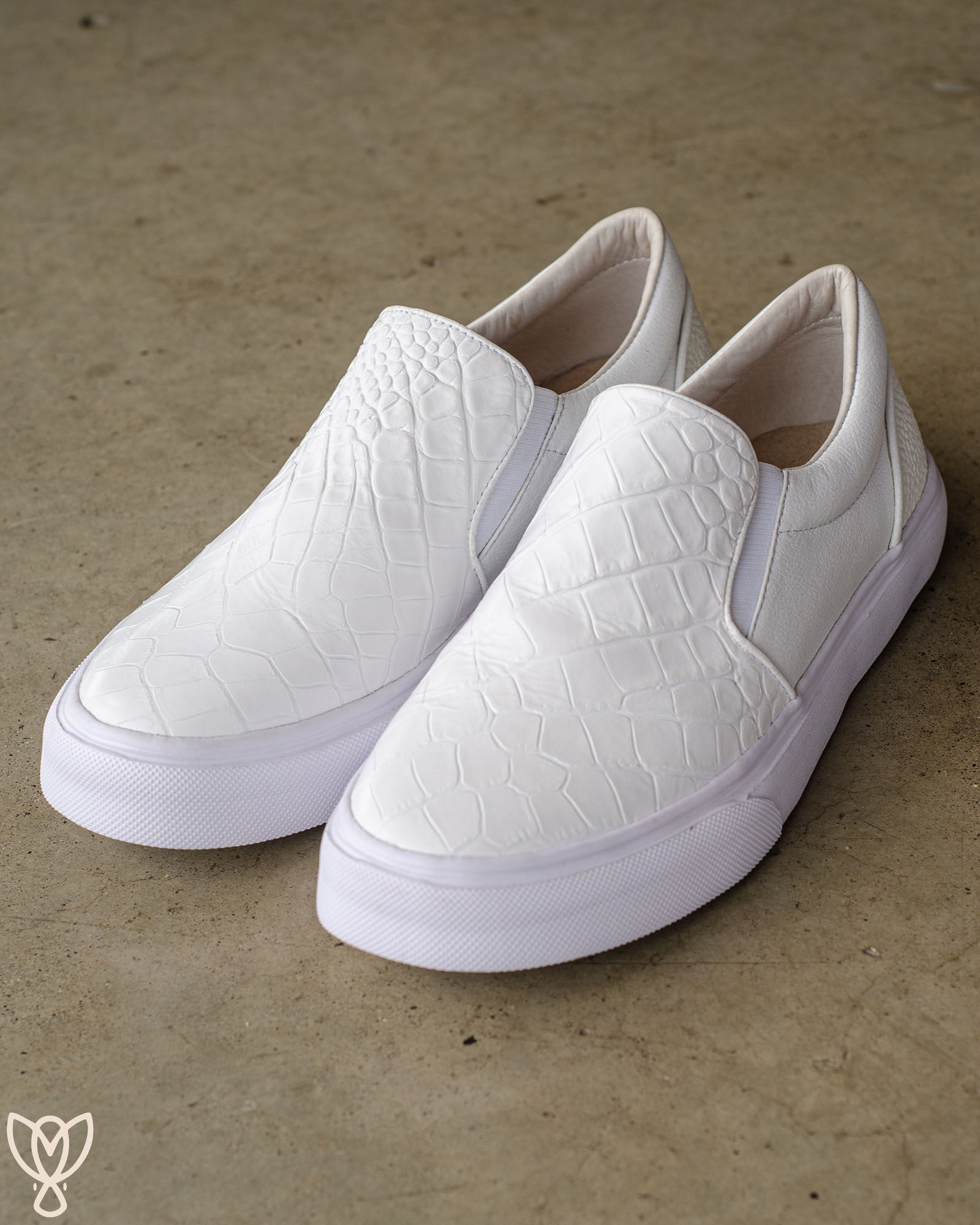 Tenis-Sneakers-Slip-On-en-cuero-vans-blanco-sneakers-azuleja-cali-bogota-medellin-colombia